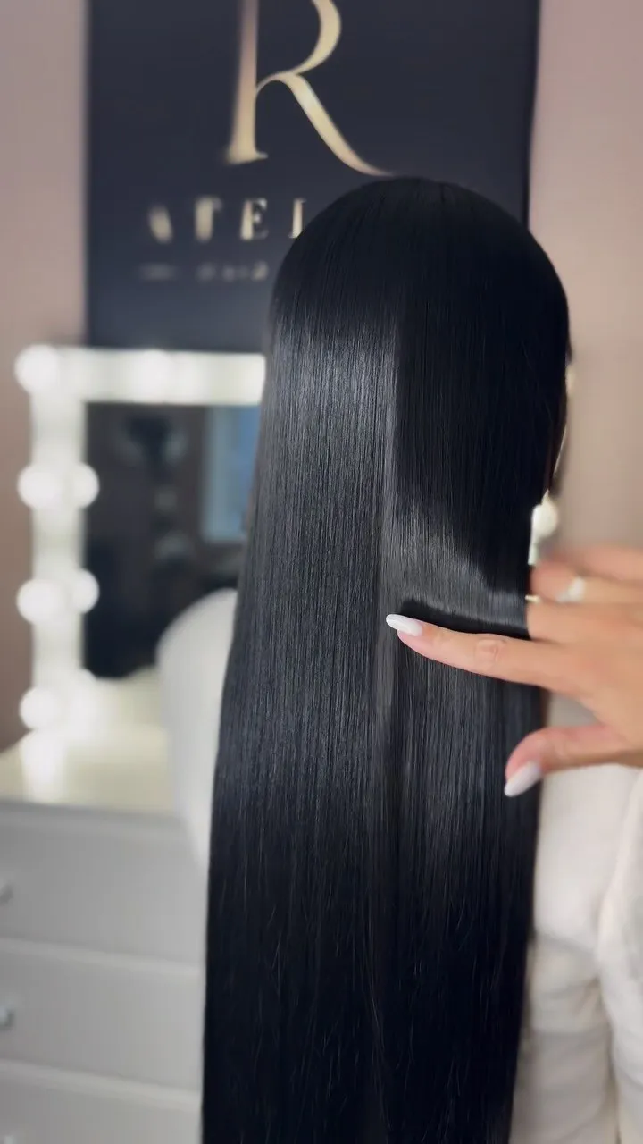 Gari, gludi un spīdīgi melni mati pēc procedūras R Atelier Hair Studio