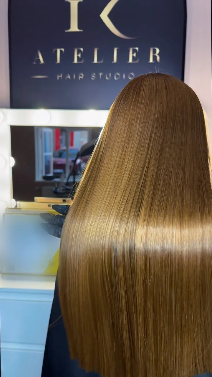 Gari, gludi gaiši brūni mati studijā, fonā zīme R Atelier Hair Studio